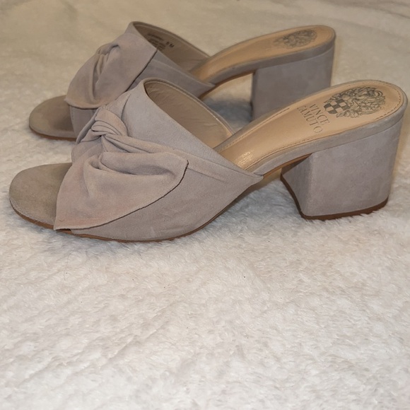 Vince Camuto Womens Beige Tan Neutral Bow Slide Sandals Size 8 Like NEW - Picture 3 of 8
